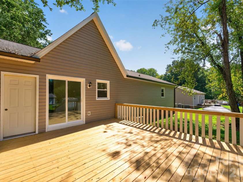1711 Piney Road, Hickory, NC 28602.  MLS# CAR4423170, YatesRealty ID 49728. 