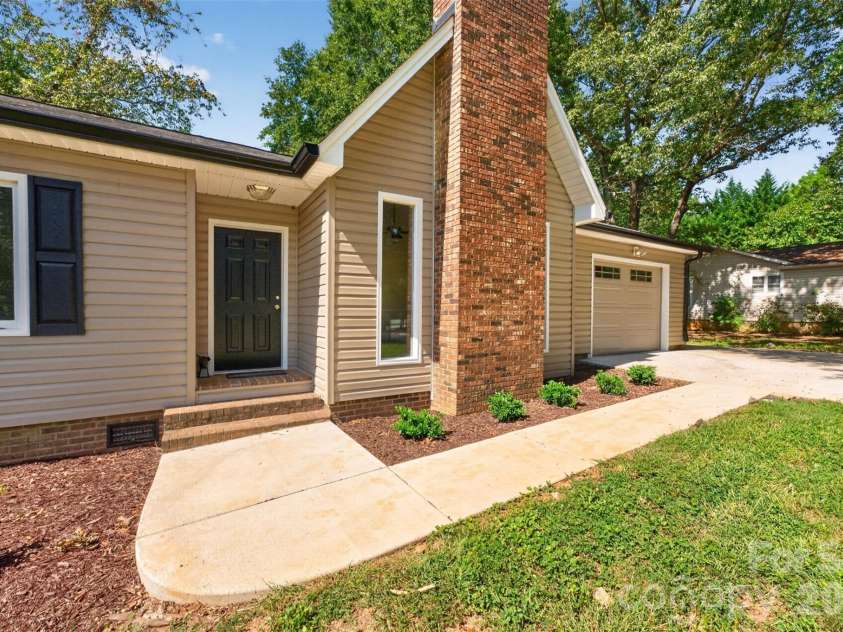 1711 Piney Road, Hickory, NC 28602.  MLS# CAR4423170, YatesRealty ID 49728. 