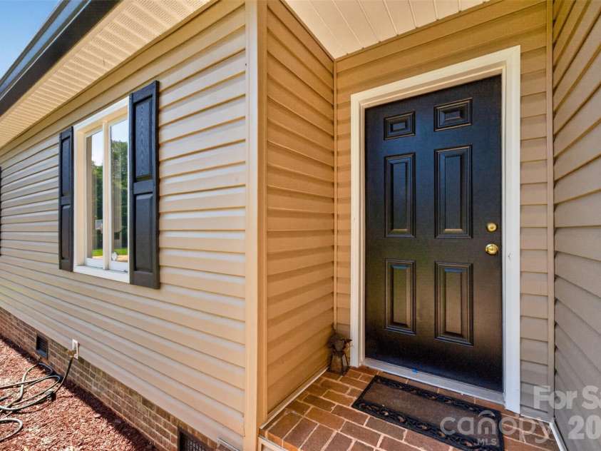 1711 Piney Road, Hickory, NC 28602.  MLS# CAR4423170, YatesRealty ID 49728. 