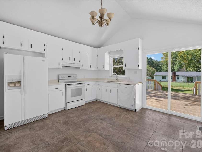 1711 Piney Road, Hickory, NC 28602.  MLS# CAR4423170, YatesRealty ID 49728. 