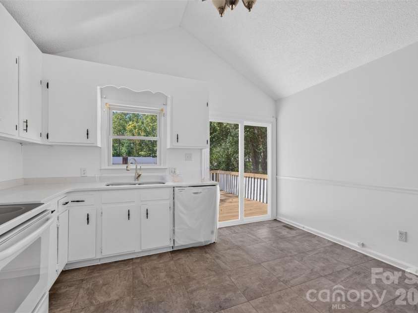 1711 Piney Road, Hickory, NC 28602.  MLS# CAR4423170, YatesRealty ID 49728. 