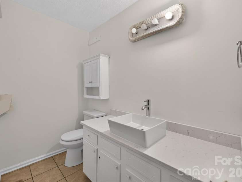 1711 Piney Road, Hickory, NC 28602.  MLS# CAR4423170, YatesRealty ID 49728. 
