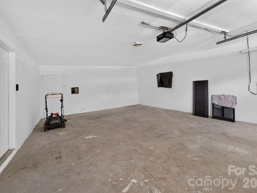 1711 Piney Road, Hickory, NC 28602.  MLS# CAR4423170, YatesRealty ID 49728. 