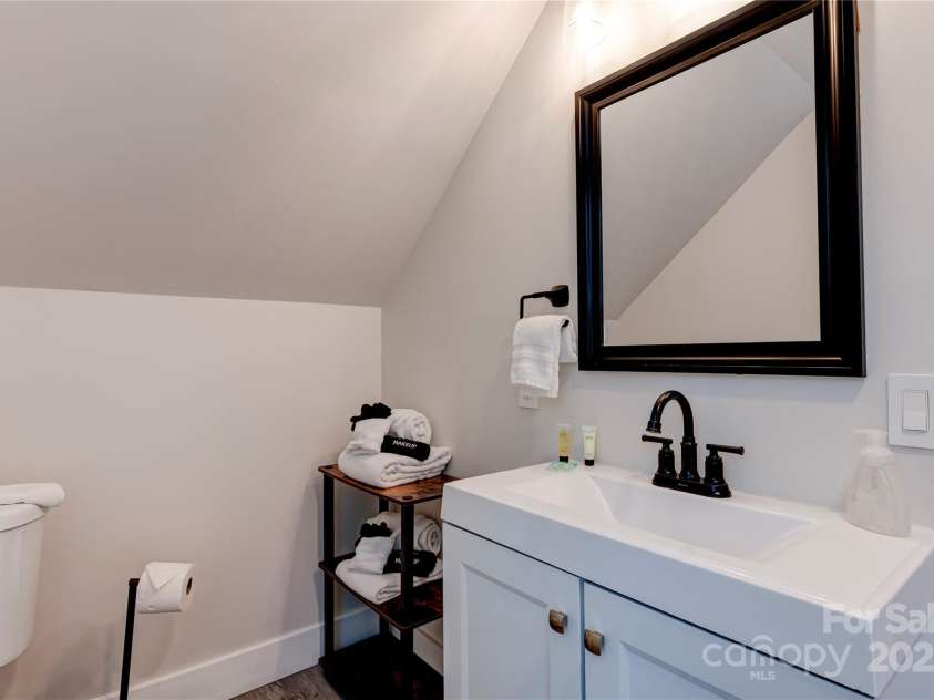115 Cascade Ridge Road, Fairview, NC 28730.  MLS# CAR4222933, YatesRealty ID 4973. Full Bathroom upstairs