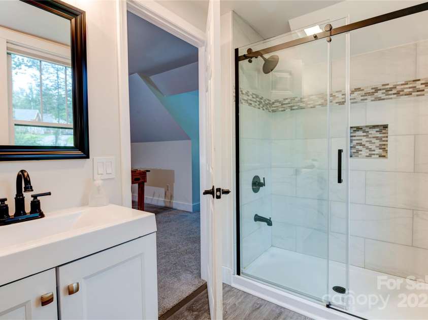 115 Cascade Ridge Road, Fairview, NC 28730.  MLS# CAR4222933, YatesRealty ID 4973. Full Bathroom upstairs