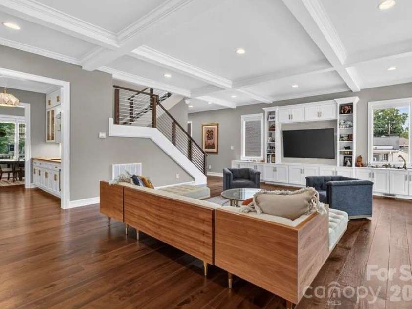 842 Linda Lane, Charlotte, NC 28211.  MLS# CAR4422188, YatesRealty ID 49731. 