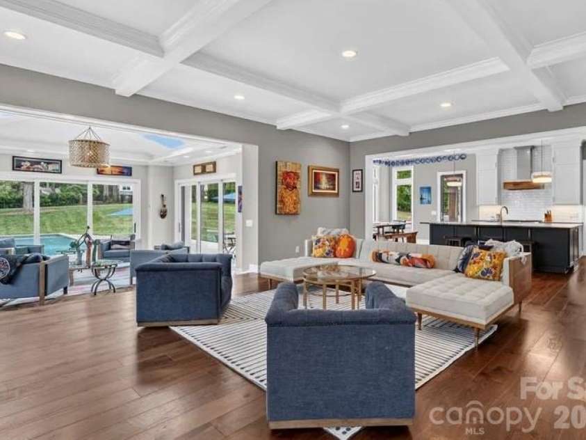 842 Linda Lane, Charlotte, NC 28211.  MLS# CAR4422188, YatesRealty ID 49731. 