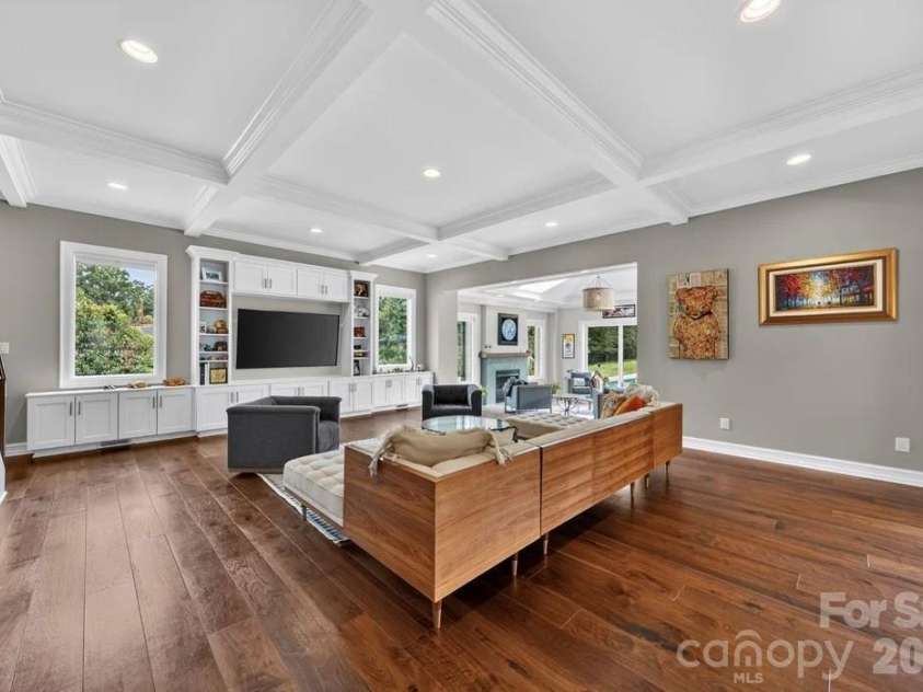 842 Linda Lane, Charlotte, NC 28211.  MLS# CAR4422188, YatesRealty ID 49731. 