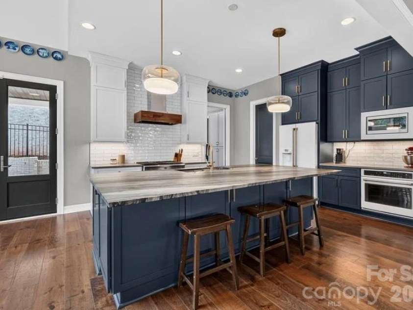 842 Linda Lane, Charlotte, NC 28211.  MLS# CAR4422188, YatesRealty ID 49731. 