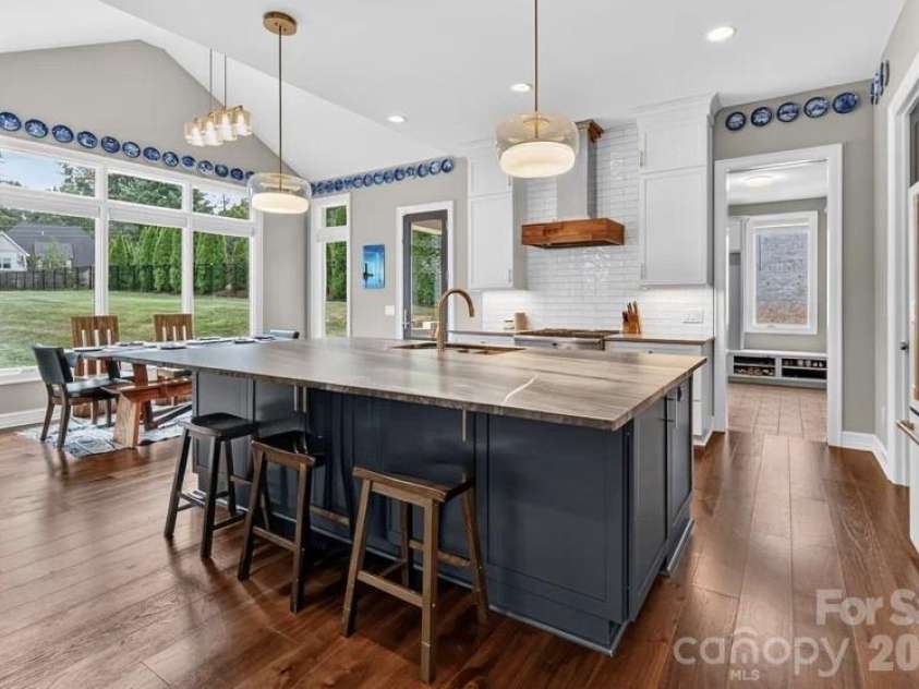 842 Linda Lane, Charlotte, NC 28211.  MLS# CAR4422188, YatesRealty ID 49731. 