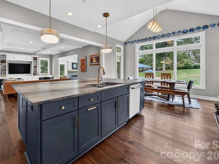 842 Linda Lane, Charlotte, NC 28211.  MLS# CAR4422188, YatesRealty ID 49731. 