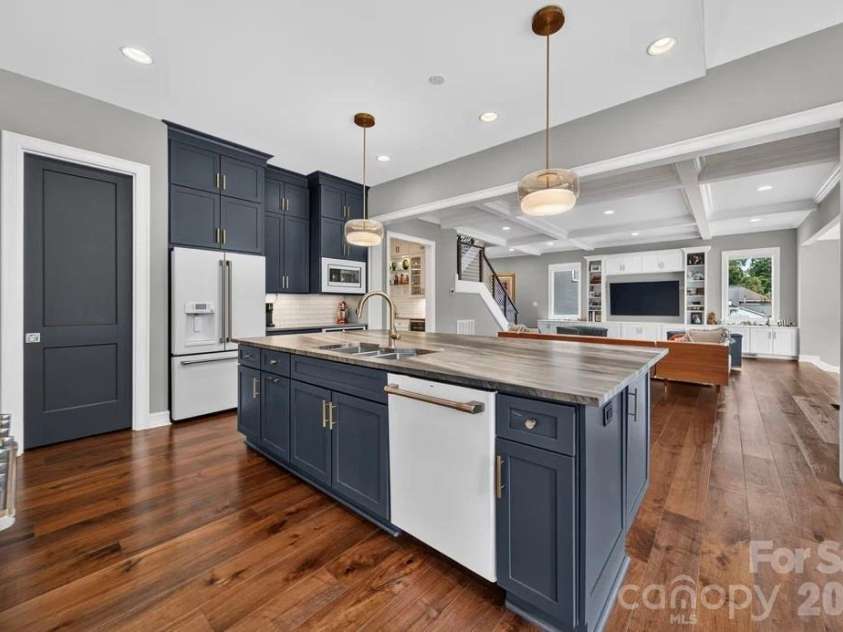 842 Linda Lane, Charlotte, NC 28211.  MLS# CAR4422188, YatesRealty ID 49731. 