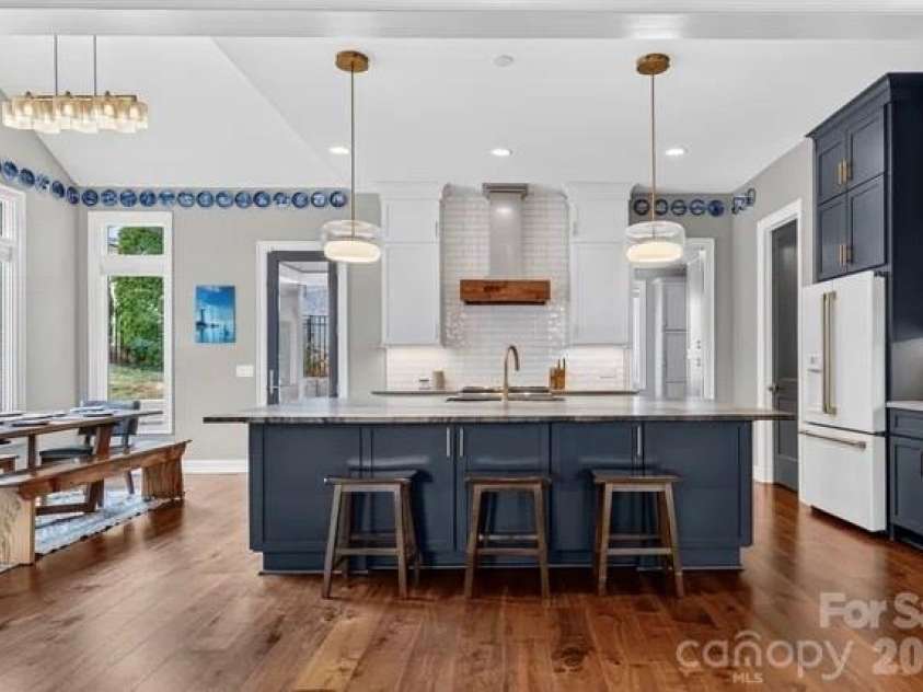 842 Linda Lane, Charlotte, NC 28211.  MLS# CAR4422188, YatesRealty ID 49731. 