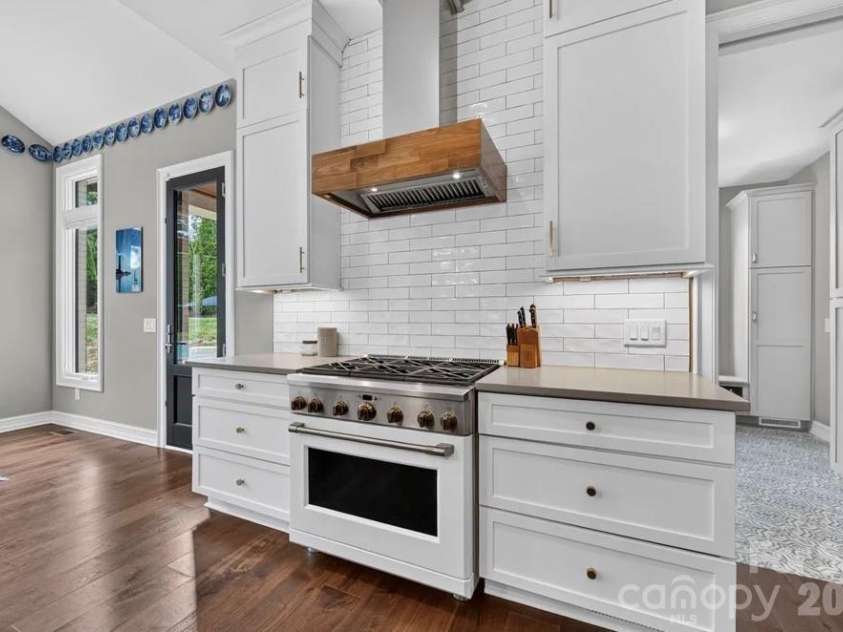 842 Linda Lane, Charlotte, NC 28211.  MLS# CAR4422188, YatesRealty ID 49731. 