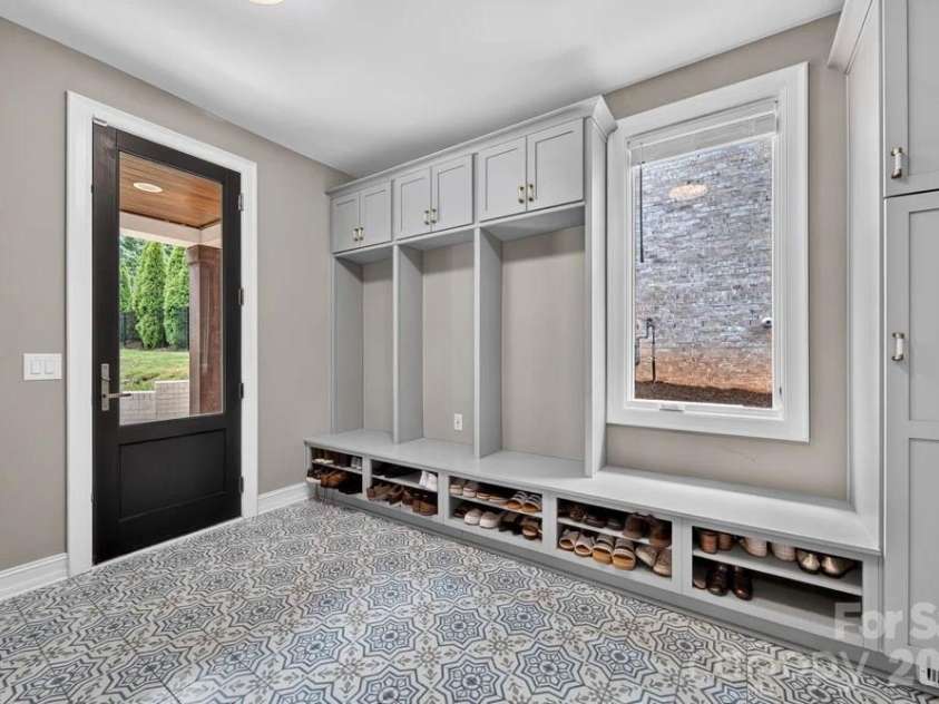 842 Linda Lane, Charlotte, NC 28211.  MLS# CAR4422188, YatesRealty ID 49731. 