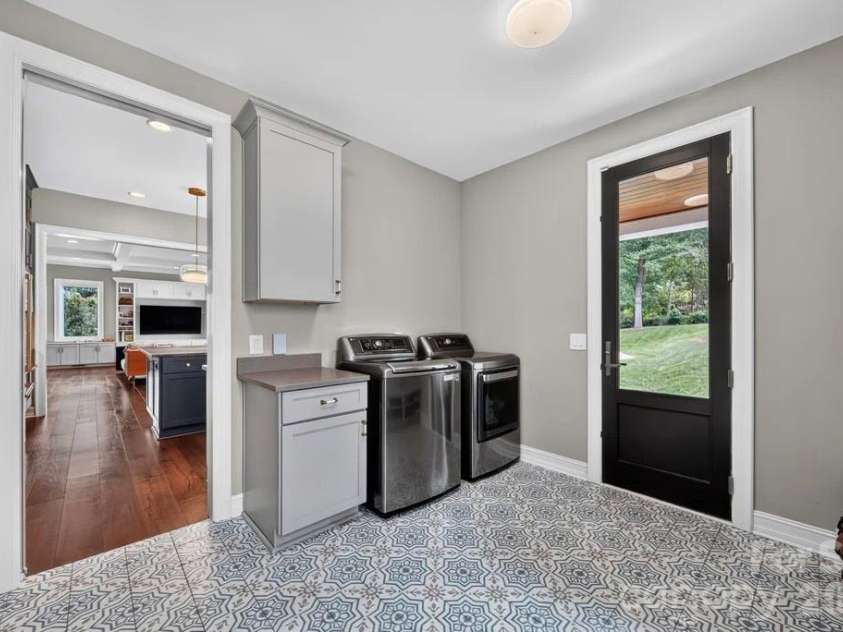 842 Linda Lane, Charlotte, NC 28211.  MLS# CAR4422188, YatesRealty ID 49731. 