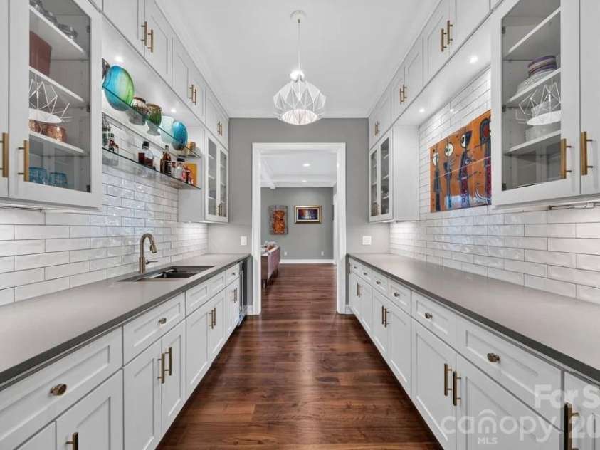 842 Linda Lane, Charlotte, NC 28211.  MLS# CAR4422188, YatesRealty ID 49731. 