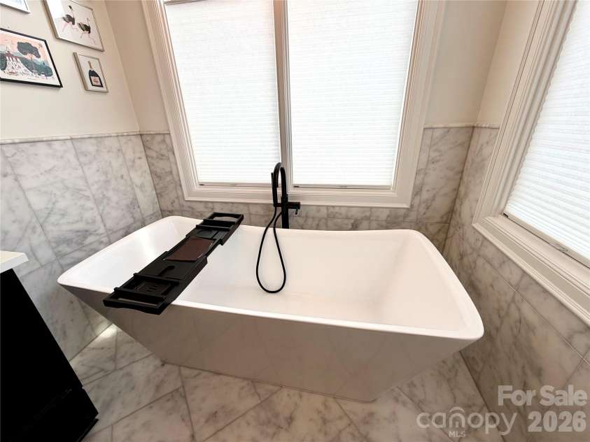 842 Linda Lane, Charlotte, NC 28211.  MLS# CAR4422188, YatesRealty ID 49731. 