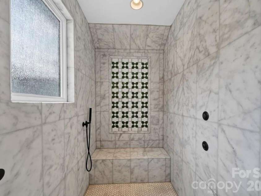 842 Linda Lane, Charlotte, NC 28211.  MLS# CAR4422188, YatesRealty ID 49731. 