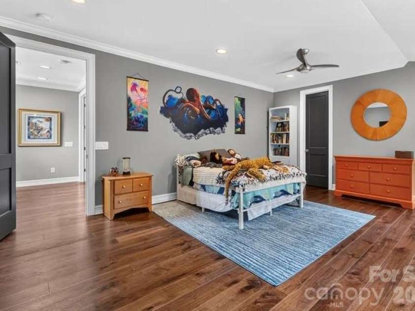 842 Linda Lane, Charlotte, NC 28211.  MLS# CAR4422188, YatesRealty ID 49731. 