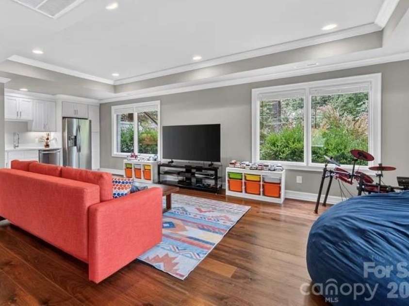 842 Linda Lane, Charlotte, NC 28211.  MLS# CAR4422188, YatesRealty ID 49731. 