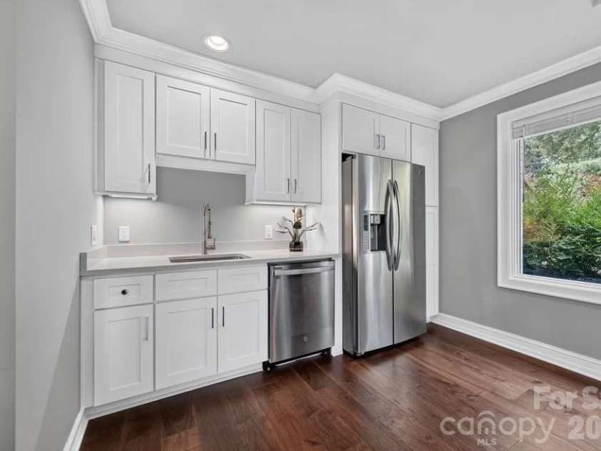 842 Linda Lane, Charlotte, NC 28211.  MLS# CAR4422188, YatesRealty ID 49731. 