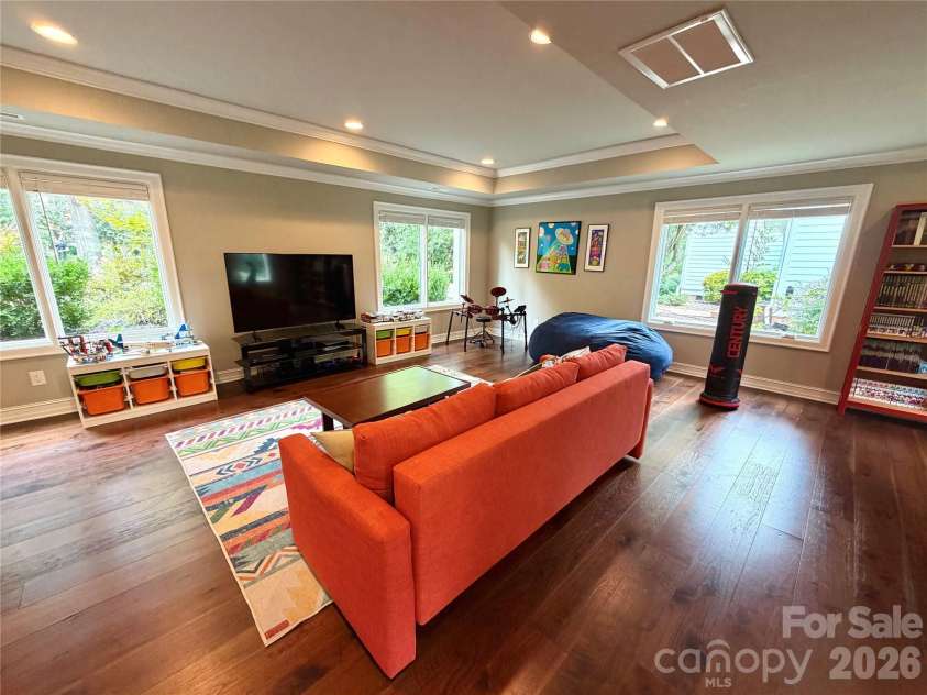 842 Linda Lane, Charlotte, NC 28211.  MLS# CAR4422188, YatesRealty ID 49731. 