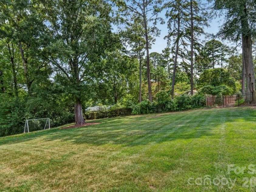 842 Linda Lane, Charlotte, NC 28211.  MLS# CAR4422188, YatesRealty ID 49731. 