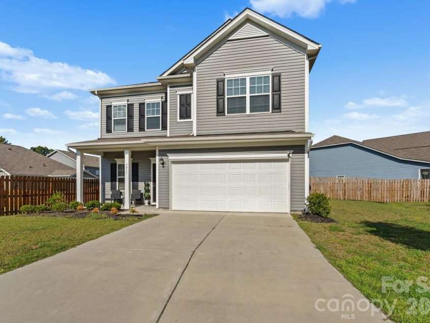 9011 Evercrisp Lane, Charlotte, NC 28215.  MLS# CAR4422457, YatesRealty ID 49734. 
