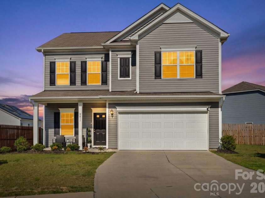 9011 Evercrisp Lane, Charlotte, NC 28215.  MLS# CAR4422457, YatesRealty ID 49734. 
