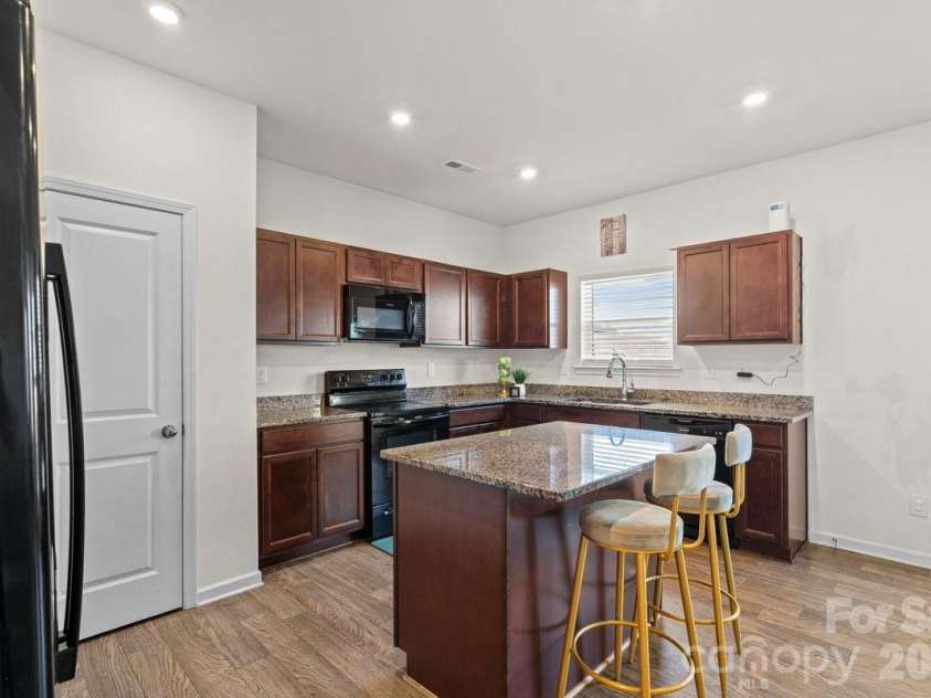 9011 Evercrisp Lane, Charlotte, NC 28215.  MLS# CAR4422457, YatesRealty ID 49734. 
