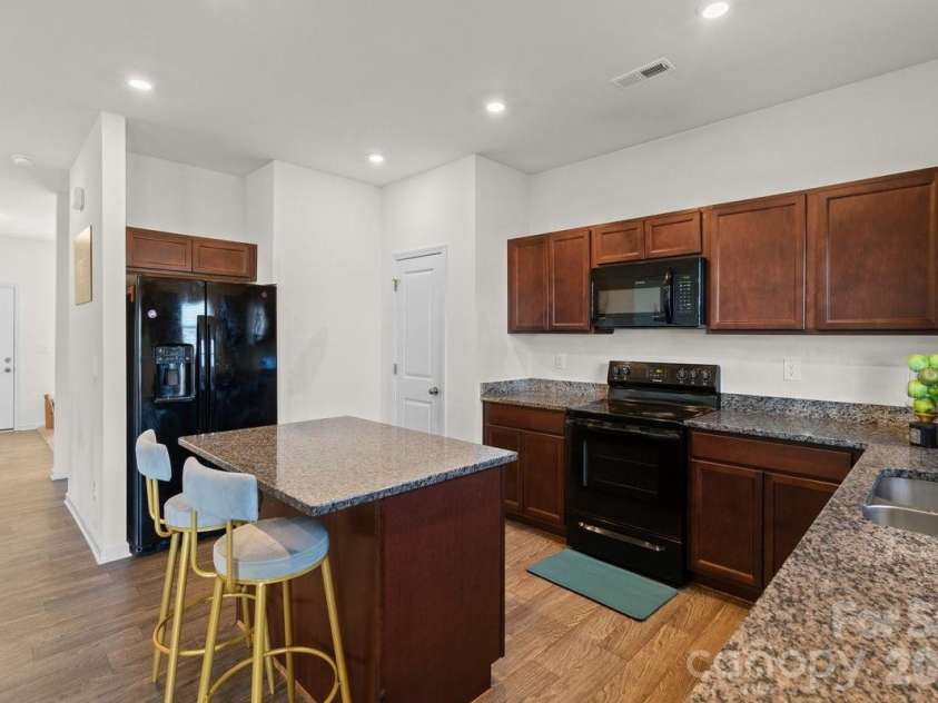 9011 Evercrisp Lane, Charlotte, NC 28215.  MLS# CAR4422457, YatesRealty ID 49734. 