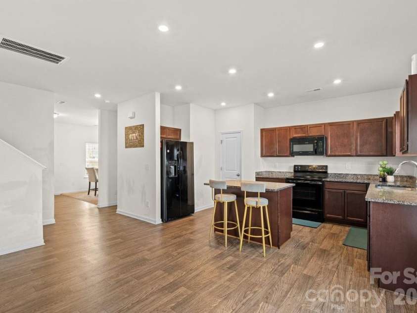 9011 Evercrisp Lane, Charlotte, NC 28215.  MLS# CAR4422457, YatesRealty ID 49734. 
