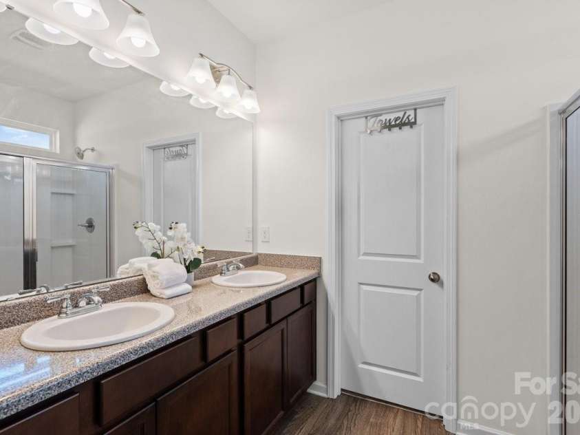 9011 Evercrisp Lane, Charlotte, NC 28215.  MLS# CAR4422457, YatesRealty ID 49734. 