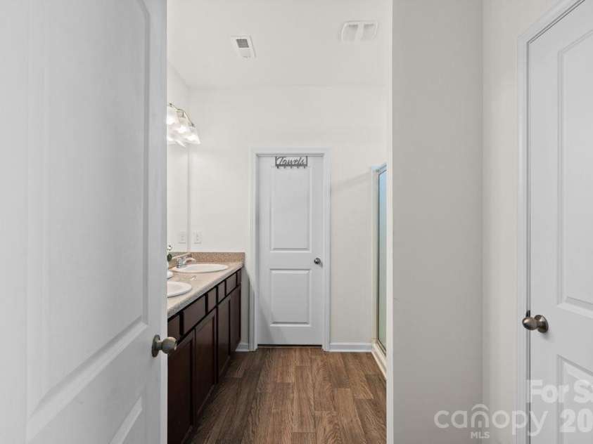 9011 Evercrisp Lane, Charlotte, NC 28215.  MLS# CAR4422457, YatesRealty ID 49734. 