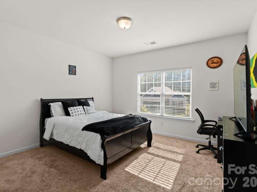 9011 Evercrisp Lane, Charlotte, NC 28215.  MLS# CAR4422457, YatesRealty ID 49734. 