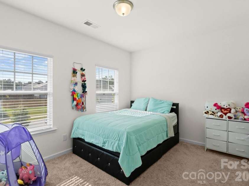 9011 Evercrisp Lane, Charlotte, NC 28215.  MLS# CAR4422457, YatesRealty ID 49734. 