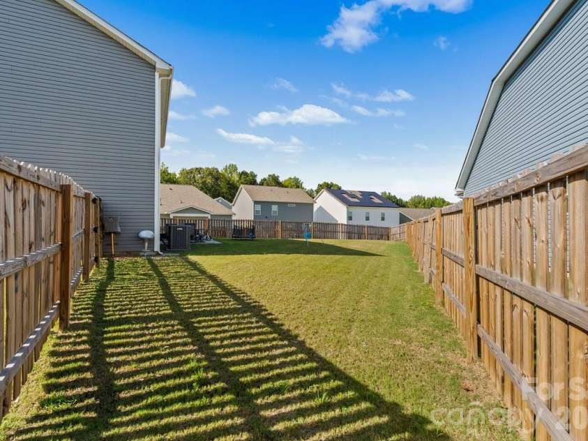 9011 Evercrisp Lane, Charlotte, NC 28215.  MLS# CAR4422457, YatesRealty ID 49734. 