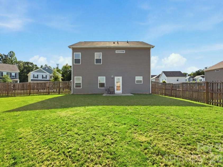 9011 Evercrisp Lane, Charlotte, NC 28215.  MLS# CAR4422457, YatesRealty ID 49734. 