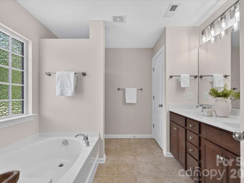5248 Allison Lane, Charlotte, NC 28277.  MLS# CAR4422907, YatesRealty ID 49741. 