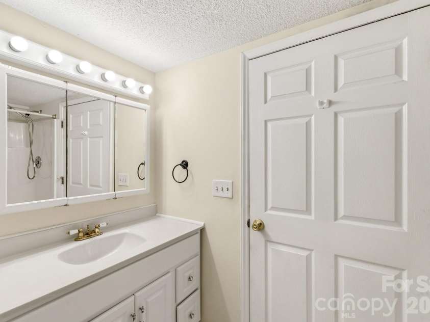 529 Alta Vista Drive, Hendersonville, NC 28791.  MLS# CAR4419901, YatesRealty ID 49743. 2nd bathroom
