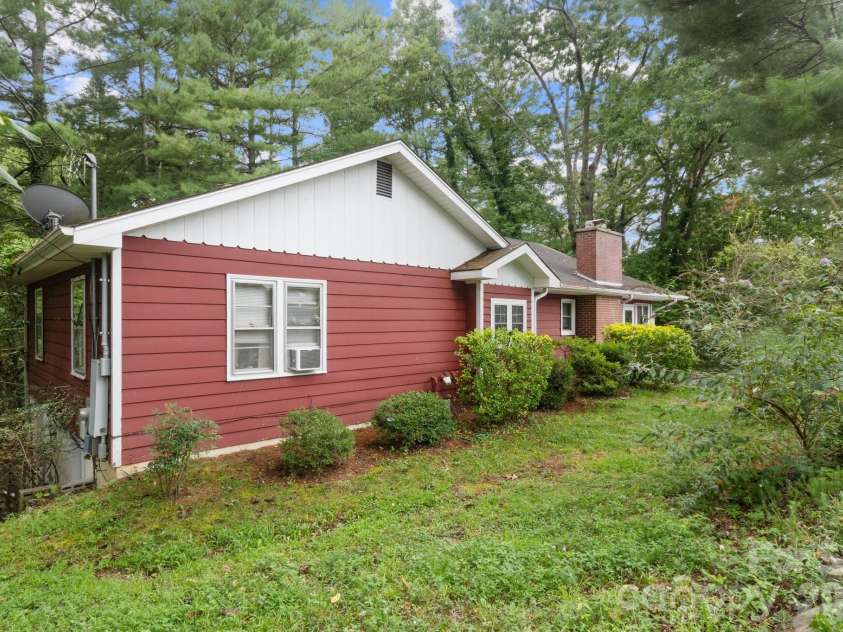 529 Alta Vista Drive, Hendersonville, NC 28791.  MLS# CAR4419901, YatesRealty ID 49743. 