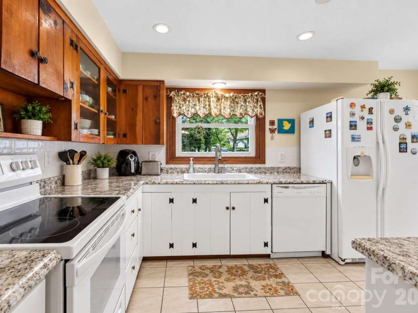 529 Alta Vista Drive, Hendersonville, NC 28791.  MLS# CAR4419901, YatesRealty ID 49743. 