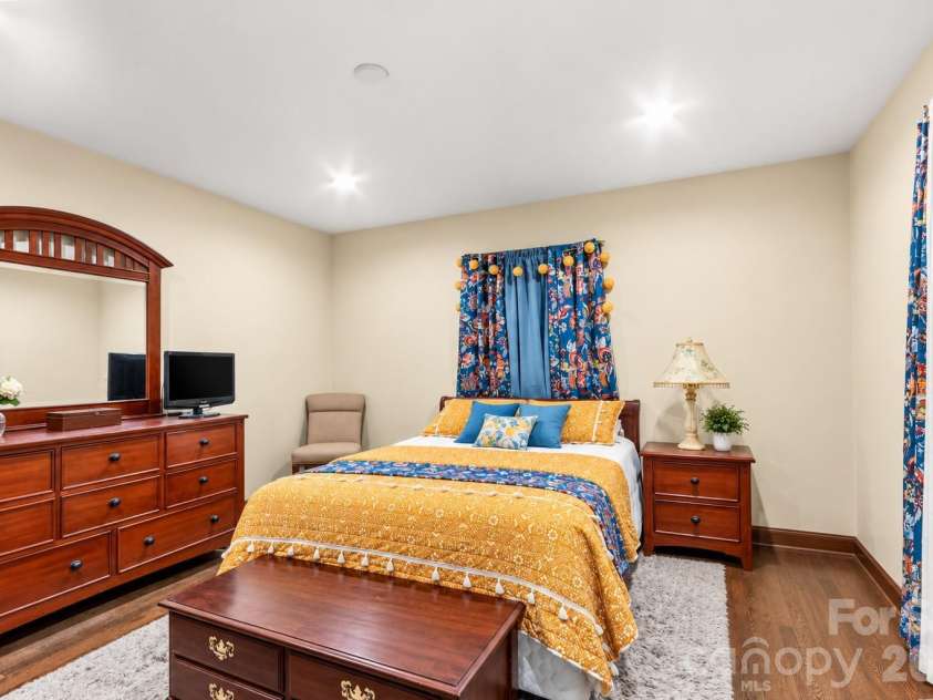 529 Alta Vista Drive, Hendersonville, NC 28791.  MLS# CAR4419901, YatesRealty ID 49743. 
