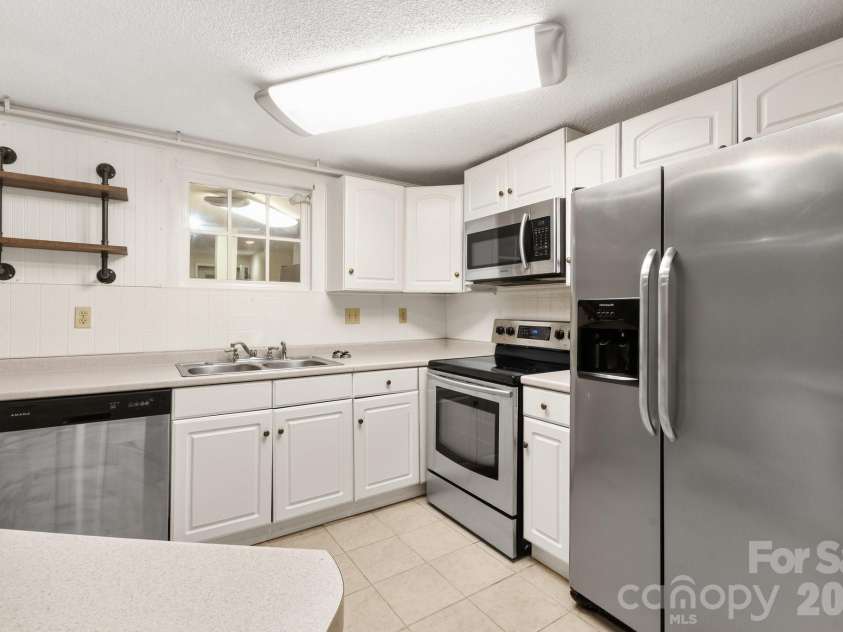 529 Alta Vista Drive, Hendersonville, NC 28791.  MLS# CAR4419901, YatesRealty ID 49743. 