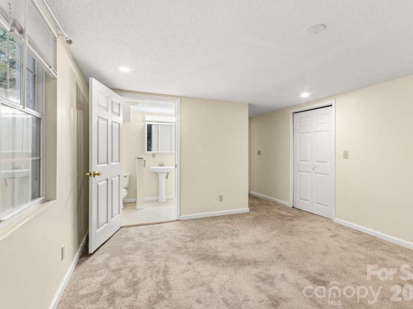 529 Alta Vista Drive, Hendersonville, NC 28791.  MLS# CAR4419901, YatesRealty ID 49743. 