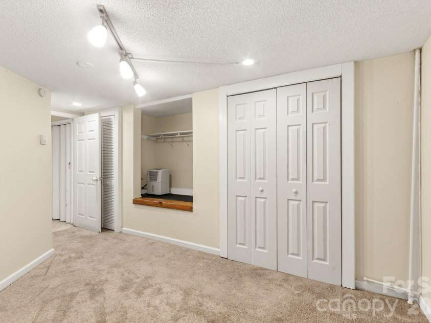 529 Alta Vista Drive, Hendersonville, NC 28791.  MLS# CAR4419901, YatesRealty ID 49743. 
