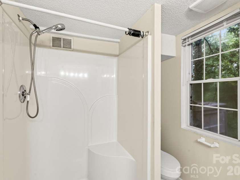529 Alta Vista Drive, Hendersonville, NC 28791.  MLS# CAR4419901, YatesRealty ID 49743. 