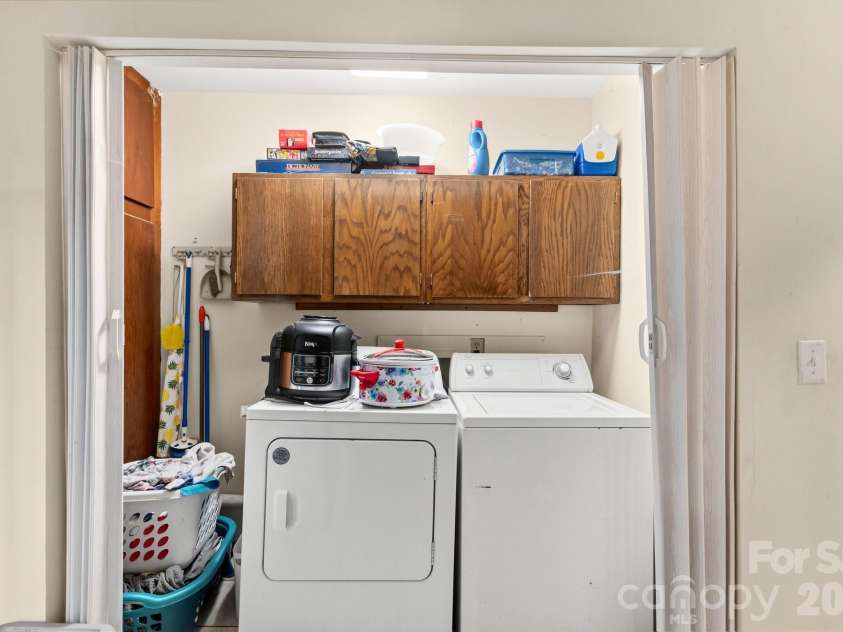 529 Alta Vista Drive, Hendersonville, NC 28791.  MLS# CAR4419901, YatesRealty ID 49743. Laundry off kitchen