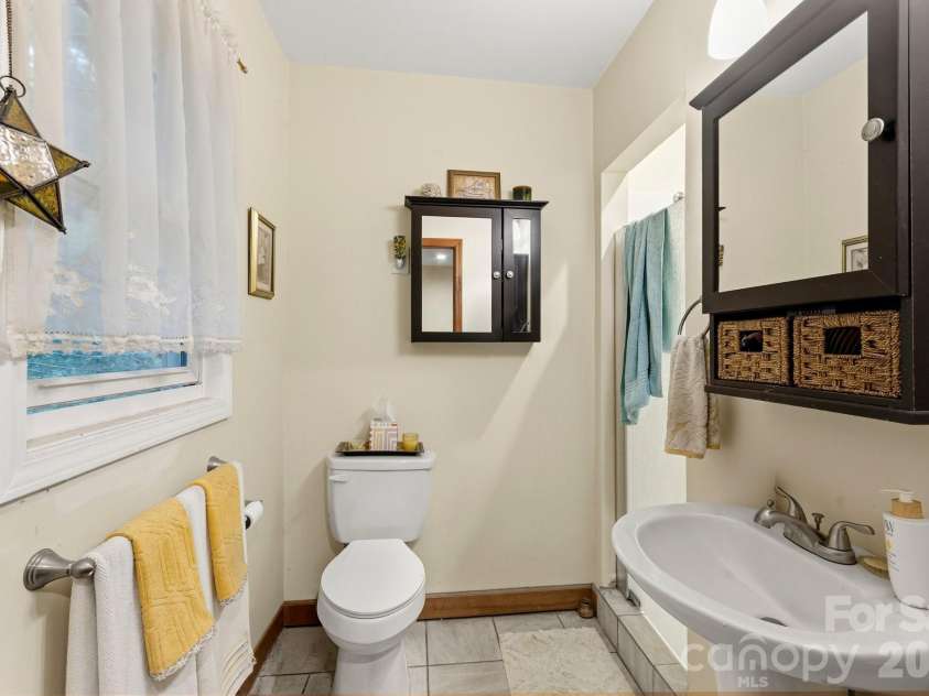 529 Alta Vista Drive, Hendersonville, NC 28791.  MLS# CAR4419901, YatesRealty ID 49743. Primary en suite